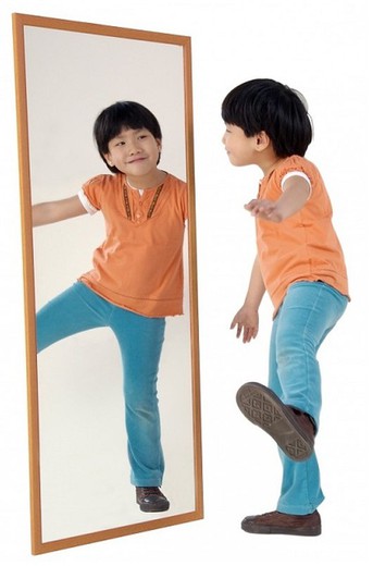 Mirall infantil de seguretat marc de faig natural 65 x 100 cm