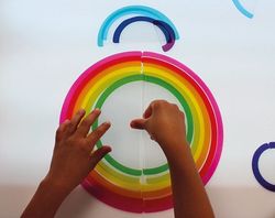 Arcoíris Waldorf para mesa de luz