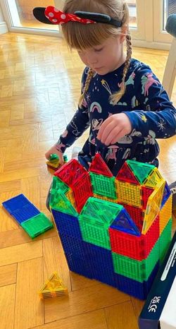 Construcción magnética traslúcida