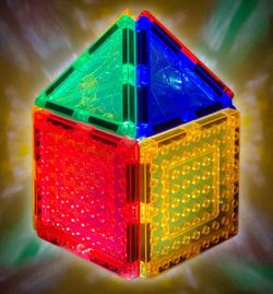 Construcción magnética traslúcida