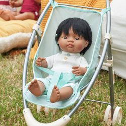 Muñeco niño latinoamericano con implante coclear 38 cm.