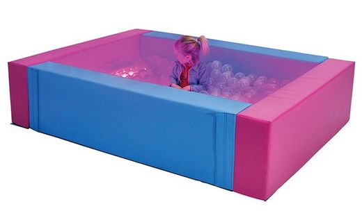 Piscina de boles il·luminada