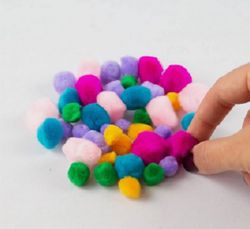 Pompons colors assortits suaus 50 unt.