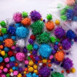 Pompons colors brillants i mides assortides