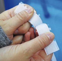 Velcro adhesiu tèxtil: rotllo 25 m. (femella/ris)