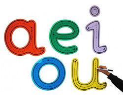 Vocales para trazar grandes traslúcidas con trazos guía - Juego educativo para niños