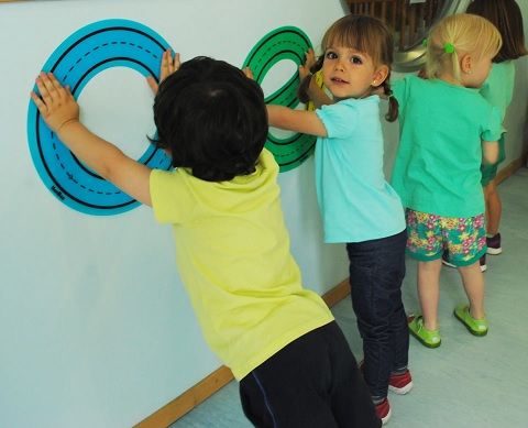 Vocales para trazar grandes traslúcidas con trazos guía - Juego educativo para niños